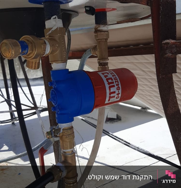 חיבורים וצינורות בדוד שמש על גג